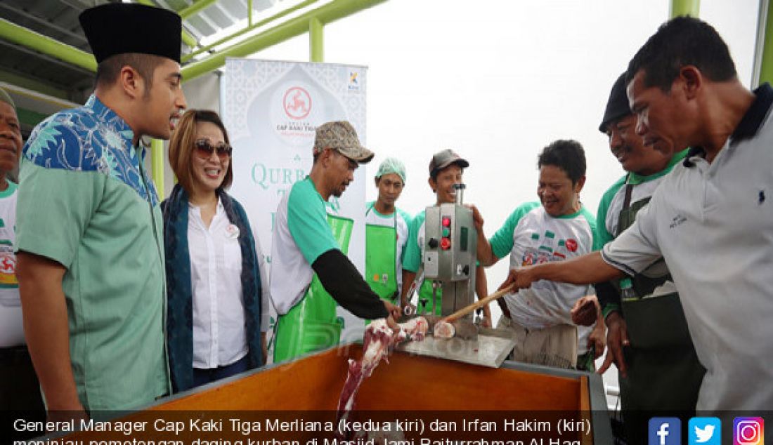 General Manager Cap Kaki Tiga Merliana (kedua kiri) dan Irfan Hakim (kiri) meninjau pemotongan daging kurban di Masjid Jami Baiturrahman Al Haq, Pesanggrahan, Jakarta, Sabtu (2/9). - JPNN.com