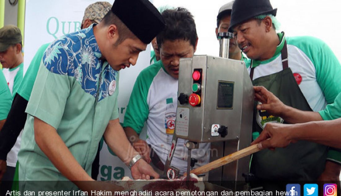 Artis dan presenter Irfan Hakim menghadiri acara pemotongan dan pembagian hewan kurban, Jakarta, Sabtu (2/9). - JPNN.com