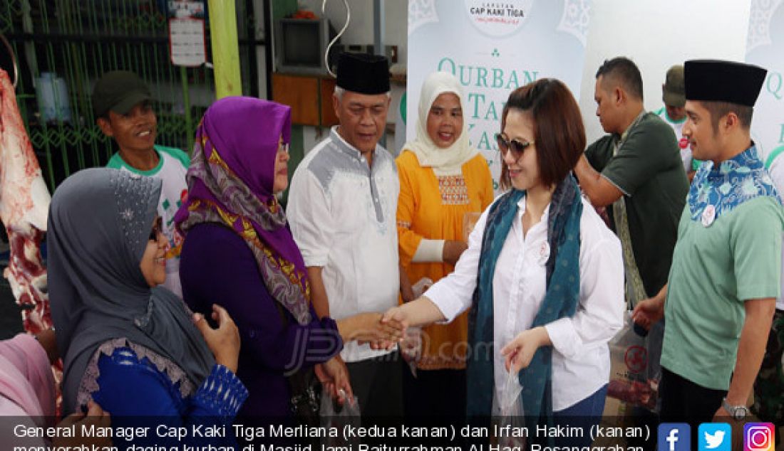 General Manager Cap Kaki Tiga Merliana (kedua kanan) dan Irfan Hakim (kanan) menyerahkan daging kurban di Masjid Jami Baiturrahman Al Haq, Pesanggrahan, Jakarta, Sabtu (2/9). - JPNN.com