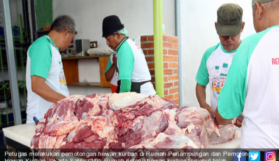 Petugas melakukan pemotongan hewan kurban di Rumah Penampungan dan Pemotongan Hewan Kurban,Jakarta,Sabtu (2/9). Rumah potong hewan kurban tersebut telah dilengkapi dengan peralatan yang modern serta sesuai dengan standarisasi - JPNN.com