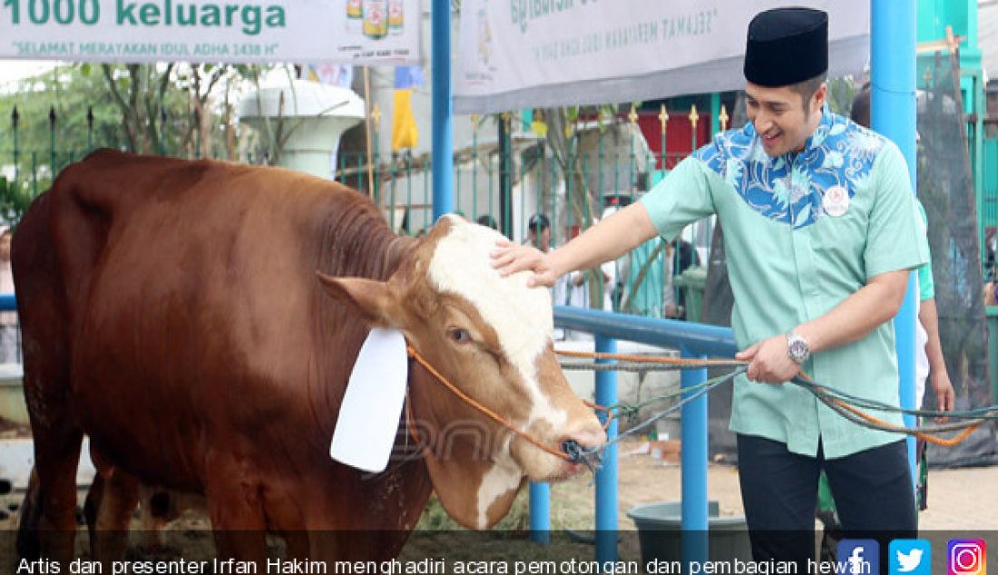 Artis dan presenter Irfan Hakim menghadiri acara pemotongan dan pembagian hewan kurban, Jakarta, Sabtu (2/9). - JPNN.com