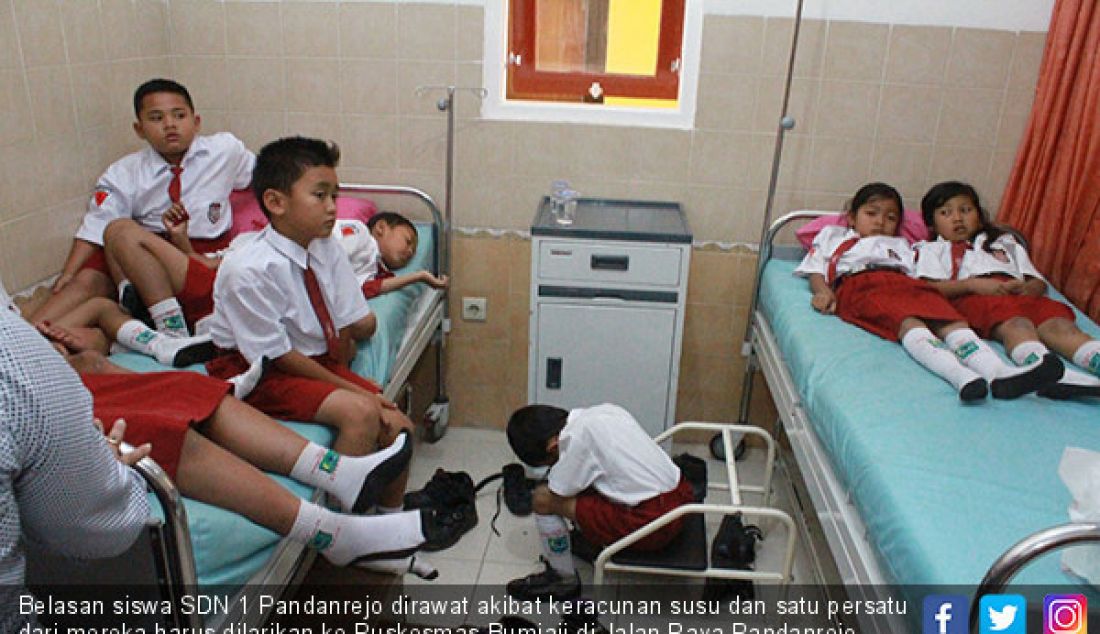 Belasan siswa SDN 1 Pandanrejo dirawat akibat keracunan susu dan satu persatu dari mereka harus dilarikan ke Puskesmas Bumiaji di Jalan Raya Pandanrejo Kecamatan Bumiaji, kota Batu, Rabu (6/9). - JPNN.com