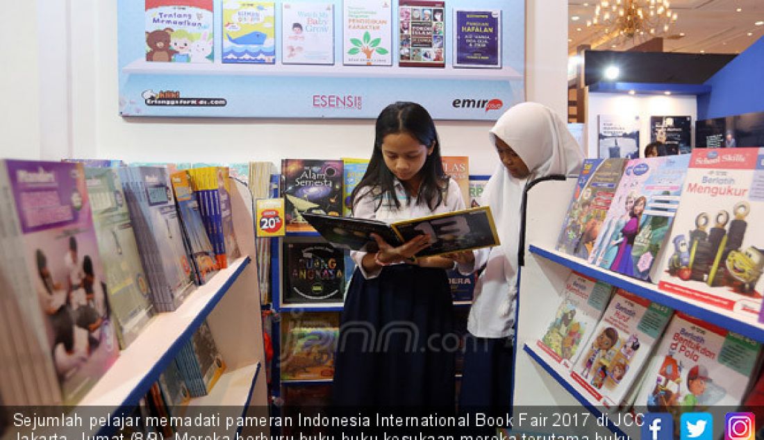 Sejumlah pelajar memadati pameran Indonesia International Book Fair 2017 di JCC, Jakarta, Jumat (8/9). Mereka berburu buku-buku kesukaan mereka terutama buku cerita. - JPNN.com