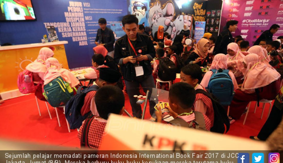 Sejumlah pelajar memadati pameran Indonesia International Book Fair 2017 di JCC, Jakarta, Jumat (8/9). Mereka berburu buku-buku kesukaan mereka terutama buku cerita. - JPNN.com