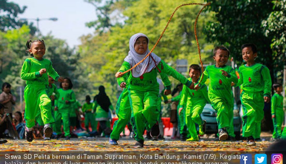 Siswa SD Pelita bermain di Taman Supratman, Kota Bandung, Kamis (7/9). Kegiatan belajar dan bermain di luar ruangan ini sebagai bentuk pengaplikasian program Out Day of School. - JPNN.com