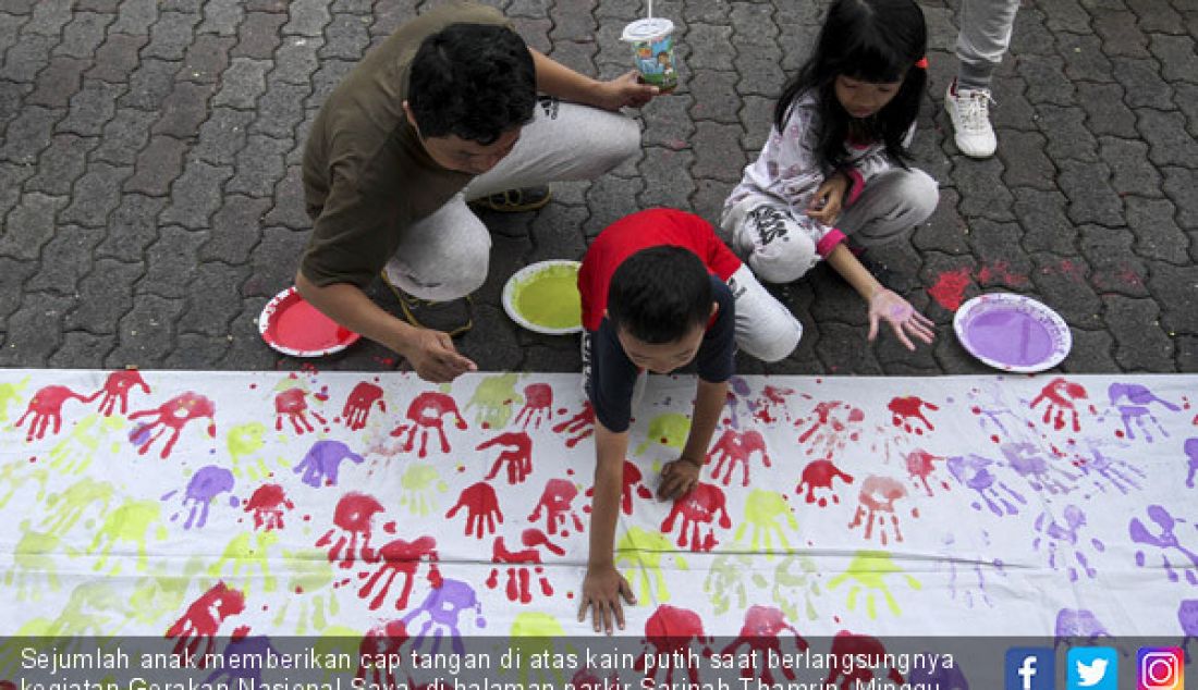 Sejumlah anak memberikan cap tangan di atas kain putih saat berlangsungnya kegiatan Gerakan Nasional Saya, di halaman parkir Sarinah-Thamrin, Minggu (10/9). - JPNN.com