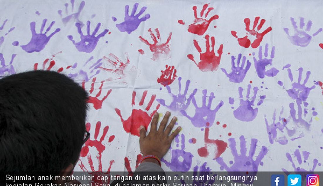 Sejumlah anak memberikan cap tangan di atas kain putih saat berlangsungnya kegiatan Gerakan Nasional Saya, di halaman parkir Sarinah-Thamrin, Minggu (10/9). - JPNN.com