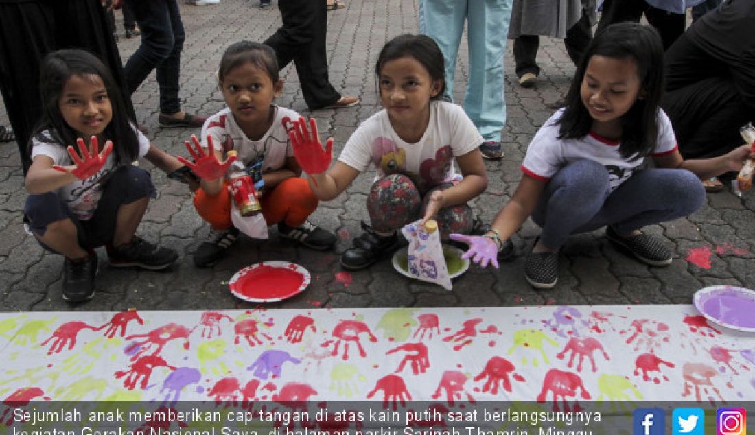 Sejumlah anak memberikan cap tangan di atas kain putih saat berlangsungnya kegiatan Gerakan Nasional Saya, di halaman parkir Sarinah-Thamrin, Minggu (10/9). - JPNN.com