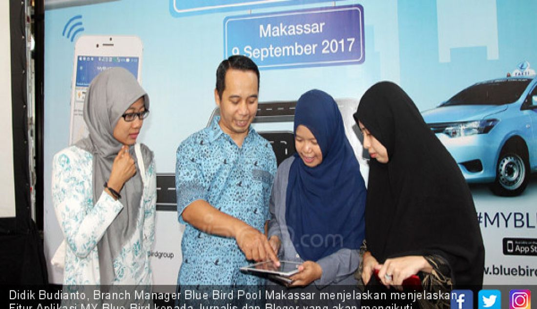 Didik Budianto, Branch Manager Blue Bird Pool Makassar menjelaskan menjelaskan Fitur Aplikasi MY Blue Bird kepada Jurnalis dan Bloger yang akan mengikuti permainan ‘Jelajah Kota Makassar’ - JPNN.com