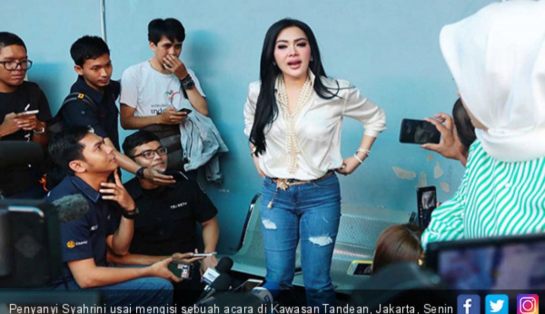 Penyanyi Syahrini usai mengisi sebuah acara di Kawasan Tandean, Jakarta, Senin (11/9). - JPNN.com