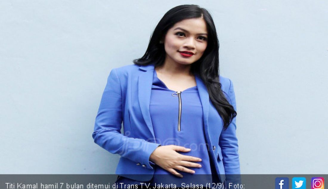 Titi Kamal hamil 7 bulan ditemui di Trans TV, Jakarta, Selasa (12/9). - JPNN.com