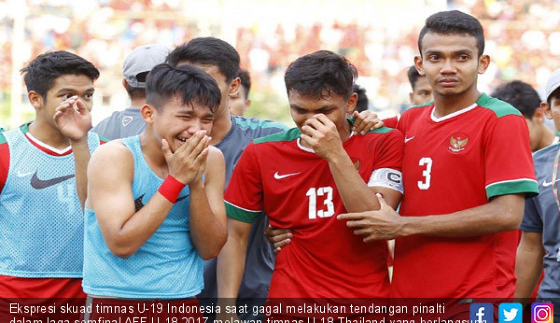 Ekspresi skuad timnas U-19 Indonesia saat gagal melakukan tendangan pinalti dalam laga semfinal AFF U-18 2017 melawan timnas U-18 Thailand yang berlangsung di Thuwunna Stadium, Myanmar, Jumat ((15/9). - JPNN.com