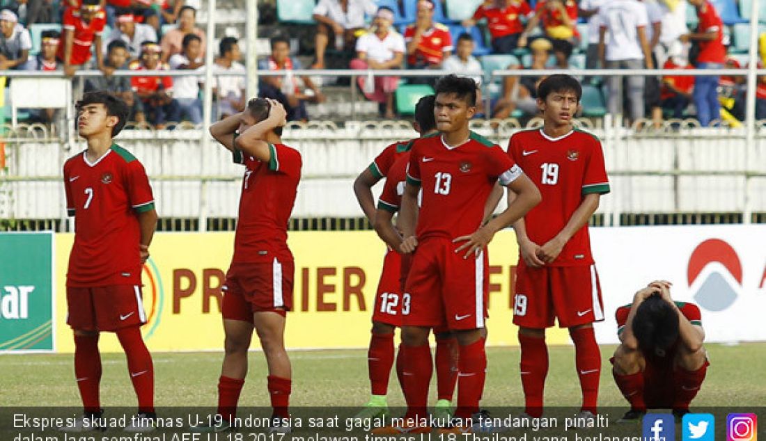 Ekspresi skuad timnas U-19 Indonesia saat gagal melakukan tendangan pinalti dalam laga semfinal AFF U-18 2017 melawan timnas U-18 Thailand yang berlangsung di Thuwunna Stadium, Myanmar, Jumat ((15/9). - JPNN.com