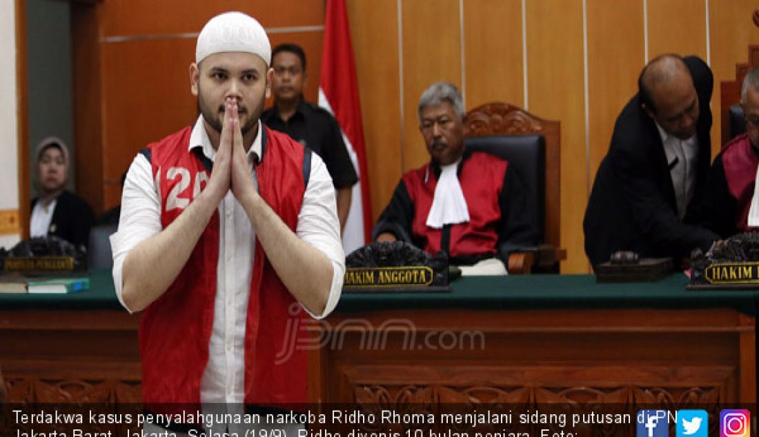 Terdakwa kasus penyalahgunaan narkoba Ridho Rhoma menjalani sidang putusan di PN Jakarta Barat, Jakarta, Selasa (19/9). Ridho divonis 10 bulan penjara. - JPNN.com