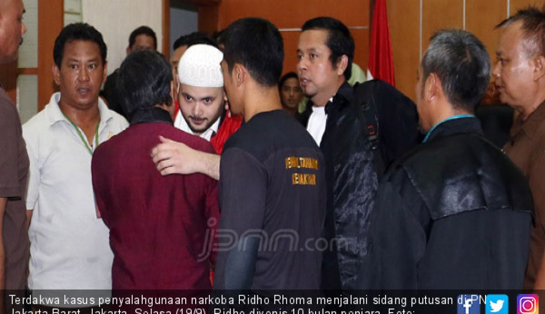 Terdakwa kasus penyalahgunaan narkoba Ridho Rhoma menjalani sidang putusan di PN Jakarta Barat, Jakarta, Selasa (19/9). Ridho divonis 10 bulan penjara. - JPNN.com