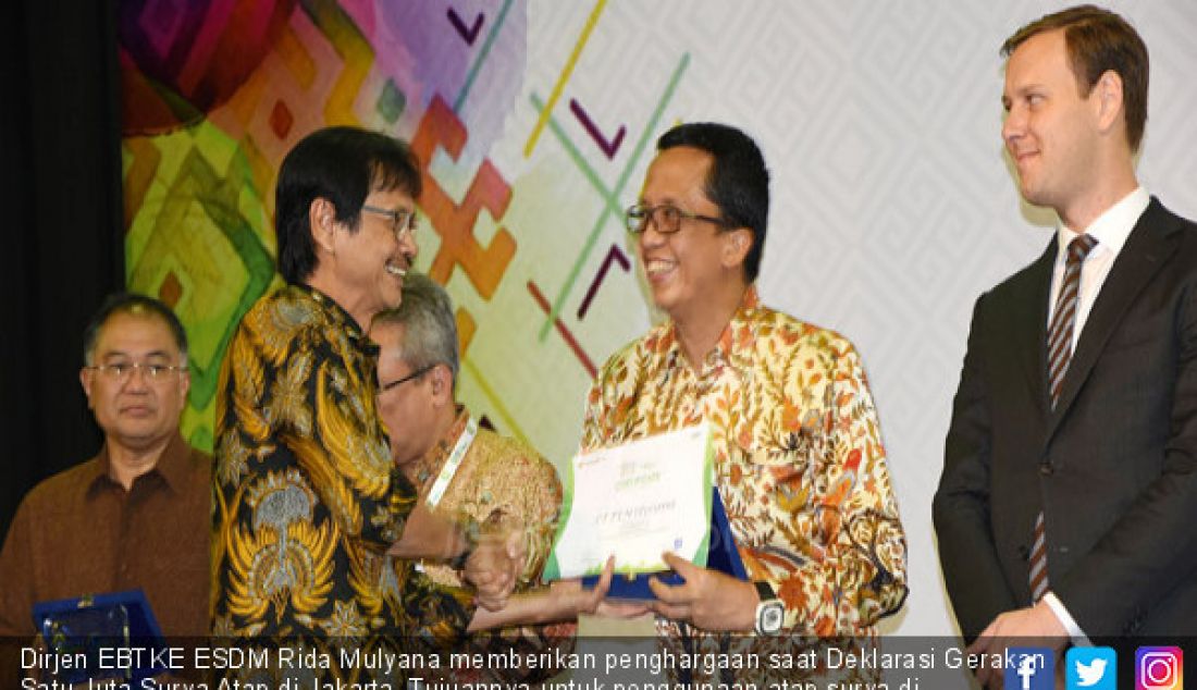 Dirjen EBTKE ESDM Rida Mulyana memberikan penghargaan saat Deklarasi Gerakan Satu Juta Surya Atap di Jakarta. Tujuannya untuk penggunaan atap surya di perumahan, fasilitas umum, bangunan komersial, pemerintahan dan industri. - JPNN.com