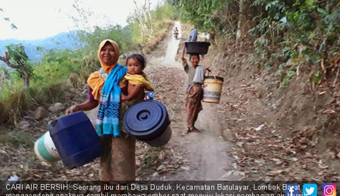 CARI AIR BERSIH: Seorang ibu dari Desa Duduk, Kecamatan Batulayar, Lombok Barat menggendong anaknya sambil membawa ember saat menuju lokasi pembagian air bersih yang dilakukan oleh Tanaga, Dinsos NTB Sabtu (16/9). - JPNN.com