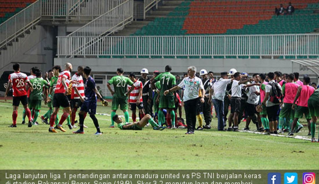 Laga lanjutan liga 1 pertandingan antara madura united vs PS TNI berjalan keras di stadion Pakansari Bogor, Senin (19/9). Skor 3-2 menutup laga dan memberi kemenangan untuk Madura United. - JPNN.com