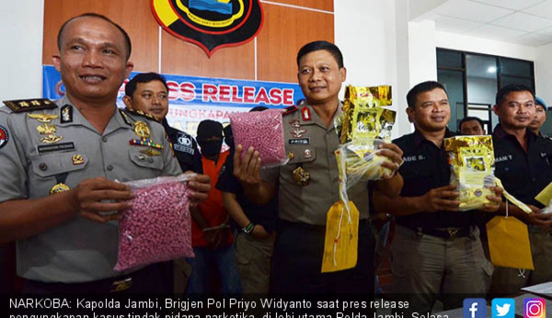 NARKOBA: Kapolda Jambi, Brigjen Pol Priyo Widyanto saat pres release pengungkapan kasus tindak pidana narkotika di lobi utama Polda Jambi, Selasa (19/9). - JPNN.com