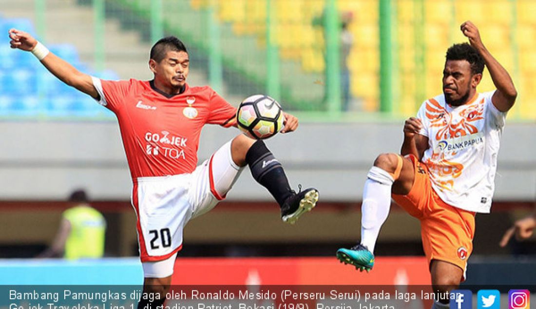 Bambang Pamungkas dijaga oleh Ronaldo Mesido (Perseru Serui) pada laga lanjutan Go-jek Traveloka Liga 1 di stadion Patriot, Bekasi (19/9). Persija Jakarta menang dengan skor 1-0 dari Perseru Serui. - JPNN.com