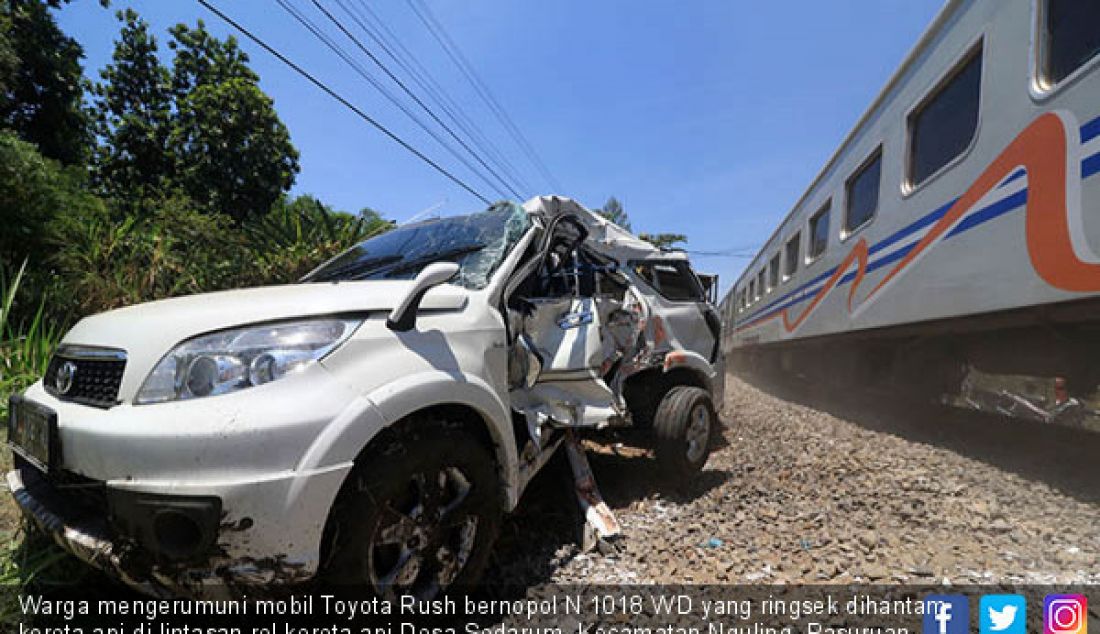 Warga mengerumuni mobil Toyota Rush bernopol N 1018 WD yang ringsek dihantam kereta api di lintasan rel kereta api Desa Sedarum, Kecamatan Nguling, Pasuruan, Kamis (21/9). 1 dari 4 penumpang mobil meninggal dunia. - JPNN.com