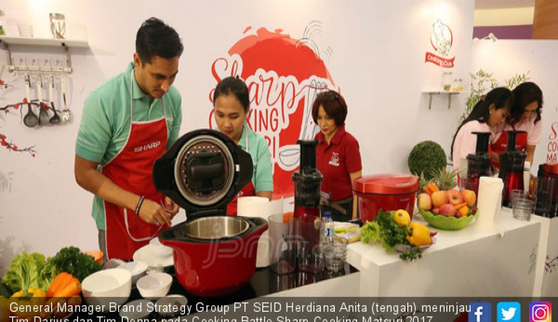 General Manager Brand Strategy Group PT SEID Herdiana Anita (tengah) meninjau Tim Darius dan Tim Donna pada Cooking Battle Sharp Cooking Matsuri 2017, Tangerang, Sabtu (23/9). - JPNN.com