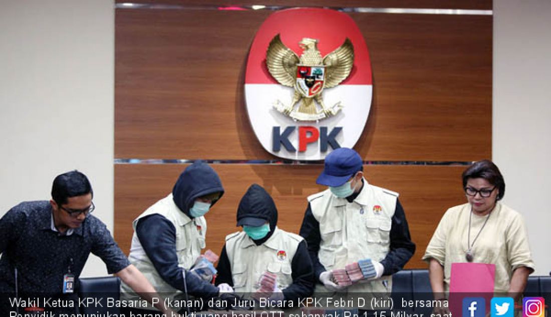 Wakil Ketua KPK Basaria P (kanan) dan Juru Bicara KPK Febri D (kiri) bersama Penyidik menunjukan barang bukti uang hasil OTT sebanyak Rp 1,15 Milyar, saat memberikan keterangan pers, di Gedung KPK, Jakarta, Sabtu (23/9). - JPNN.com