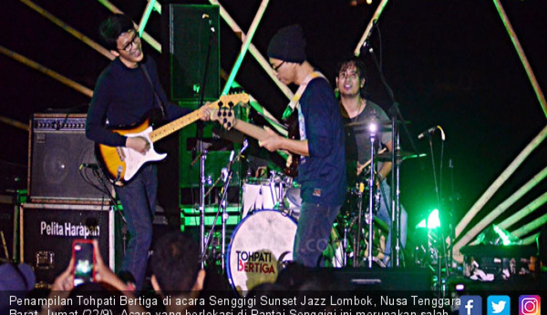 Penampilan Tohpati Bertiga di acara Senggigi Sunset Jazz Lombok, Nusa Tenggara Barat, Jumat (22/9). Acara yang berlokasi di Pantai Senggigi ini merupakan salah satu tujuan pemerintah untuk meningkatkan wisata di Lombok Barat. - JPNN.com