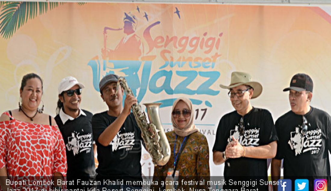 Bupati Lombok Barat Fauzan Khalid membuka acara festival musik Senggigi Sunset Jazz 2017 di bibir pantai Kila Resort Senggigi, Lombok, Nusa Tenggara Barat, Jumat (22/9). Acara ini untuk mempromosikan kawasan tersebut. - JPNN.com