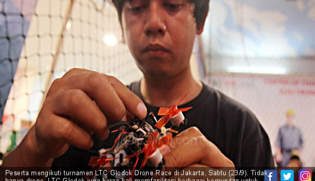 Peserta mengikuti turnamen LTC Glodok Drone Race di Jakarta, Sabtu (23/9). Tidak hanya drone, LTC Glodok juga kerap kali memfasilitasi berbagai komunitas untuk menggelar berbagai kegiatan di kawasan Mall. - JPNN.com
