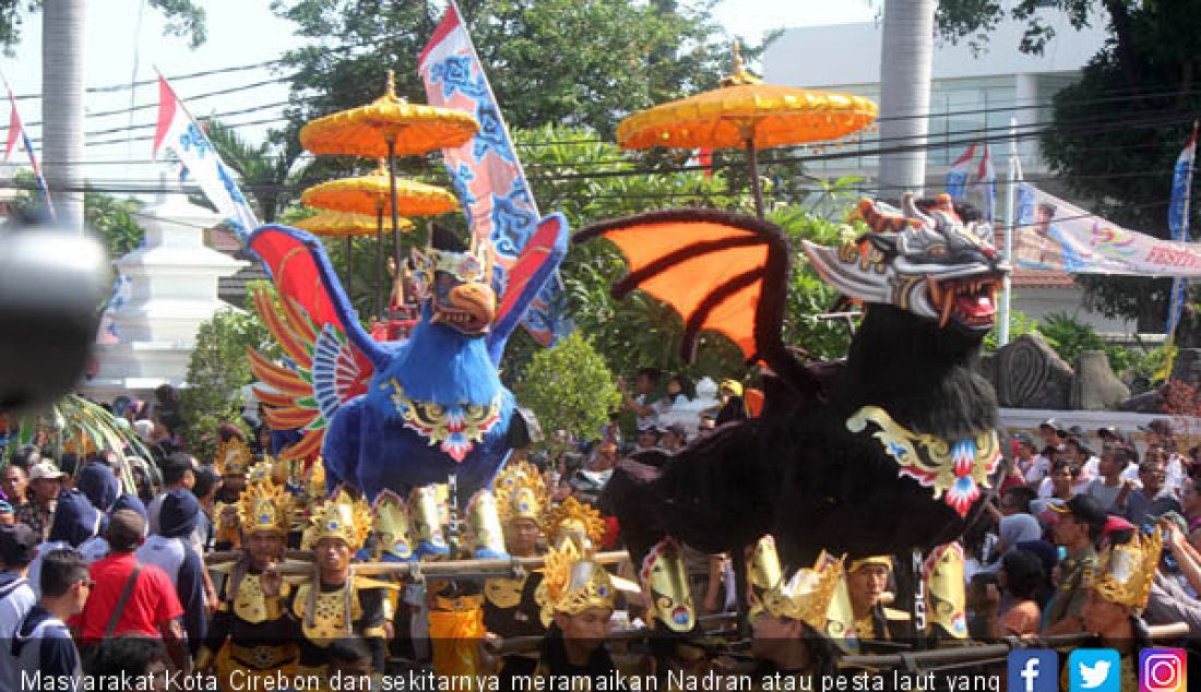 Masyarakat Kota Cirebon dan sekitarnya meramaikan Nadran atau pesta laut yang menjadi tradisi nelayan, Sabtu (23/9). - JPNN.com