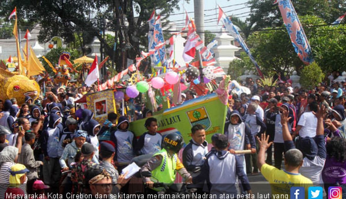 Masyarakat Kota Cirebon dan sekitarnya meramaikan Nadran atau pesta laut yang menjadi tradisi nelayan, Sabtu (23/9). - JPNN.com