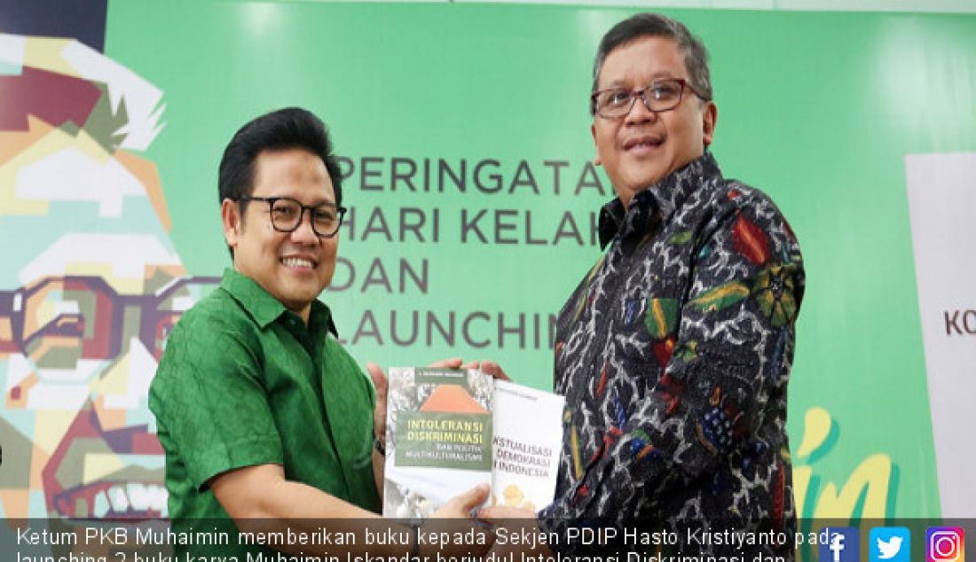 Ketum PKB Muhaimin memberikan buku kepada Sekjen PDIP Hasto Kristiyanto pada launching 2 buku karya Muhaimin Iskandar berjudul Intoleransi Diskriminasi dan Politik Multikuralisme dan Kontekstualisasi Demokrasi di Indonesia, Jakarta, Minggu (24/9). - JPNN.com