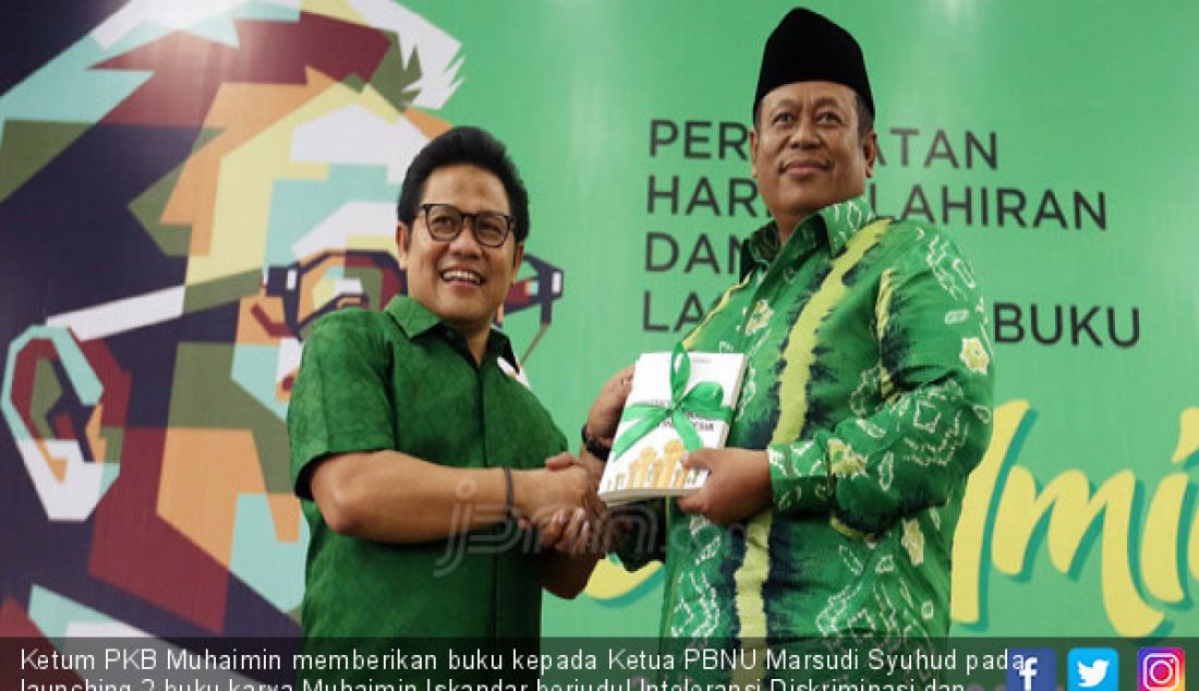 Ketum PKB Muhaimin memberikan buku kepada Ketua PBNU Marsudi Syuhud pada launching 2 buku karya Muhaimin Iskandar berjudul Intoleransi Diskriminasi dan Politik Multikuralisme dan Kontekstualisasi Demokrasi di Indonesia, Jakarta, Minggu (24/9). - JPNN.com