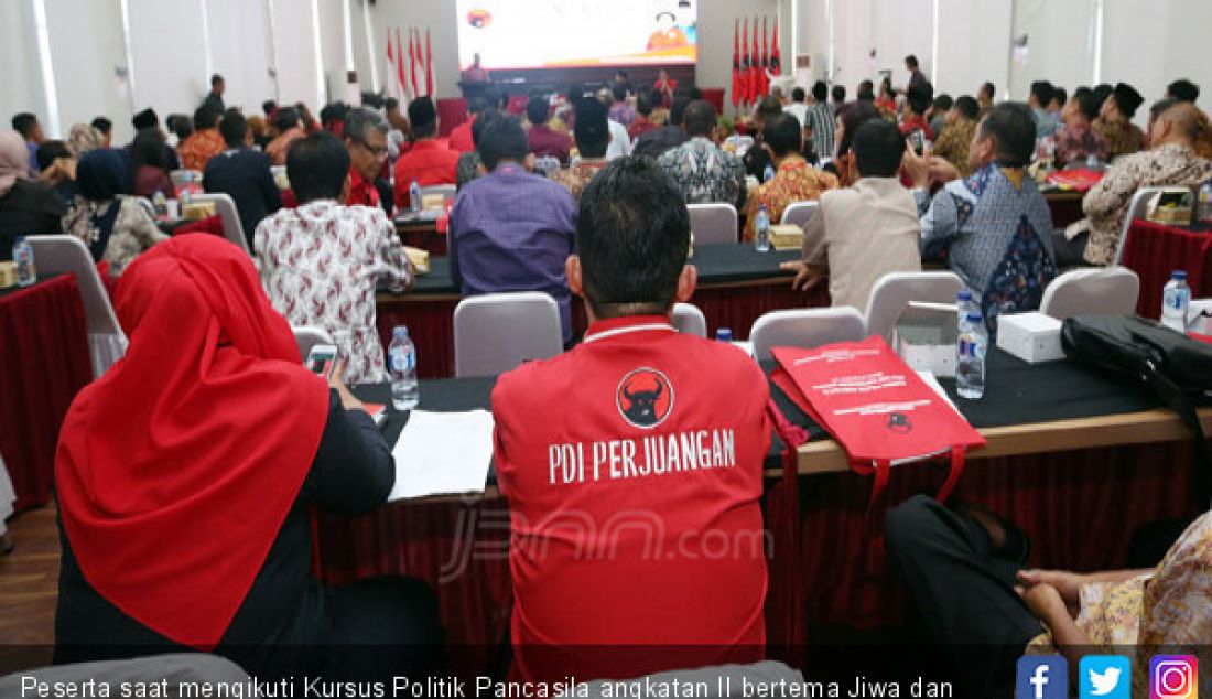 Peserta saat mengikuti Kursus Politik Pancasila angkatan II bertema Jiwa dan Kepribadian Bangas Indonesia di DPP PDIP, Jakarta, Minggu (24/9). - JPNN.com