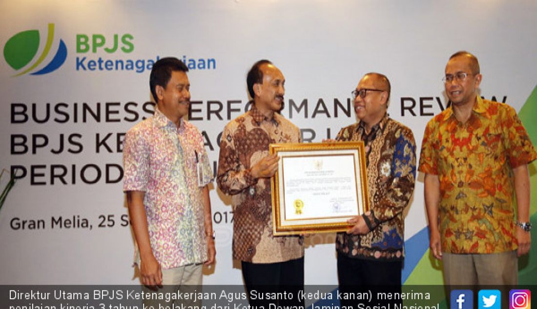Direktur Utama BPJS Ketenagakerjaan Agus Susanto (kedua kanan) menerima penilaian kinerja 3 tahun ke belakang dari Ketua Dewan Jaminan Sosial Nasional Sigit Priohutomo, Jakarta, Senin (25/9). - JPNN.com