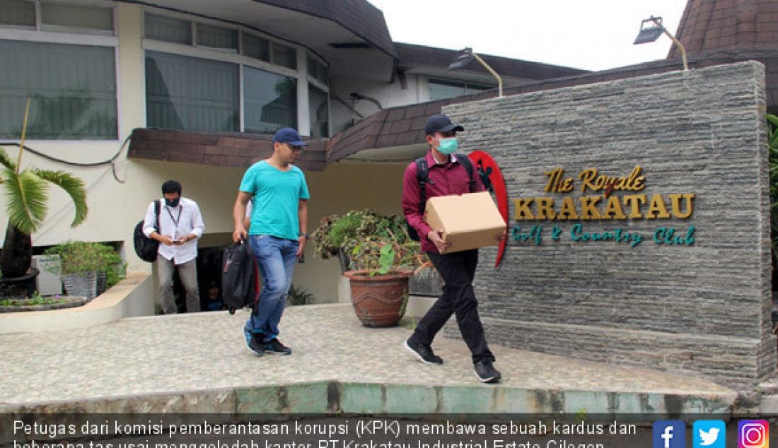 Petugas dari komisi pemberantasan korupsi (KPK) membawa sebuah kardus dan beberapa tas usai menggeledah kantor PT.Krakatau Industrial Estate Cilegon (KIEC), Kota Cilegon, Minggu (24/9). - JPNN.com