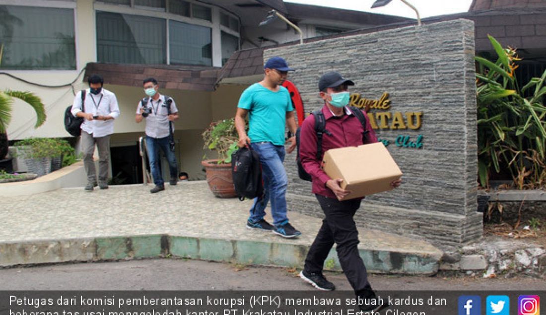 Petugas dari komisi pemberantasan korupsi (KPK) membawa sebuah kardus dan beberapa tas usai menggeledah kantor PT Krakatau Industrial Estate Cilegon (KIEC), Kota Cilegon, Minggu (24/9). - JPNN.com