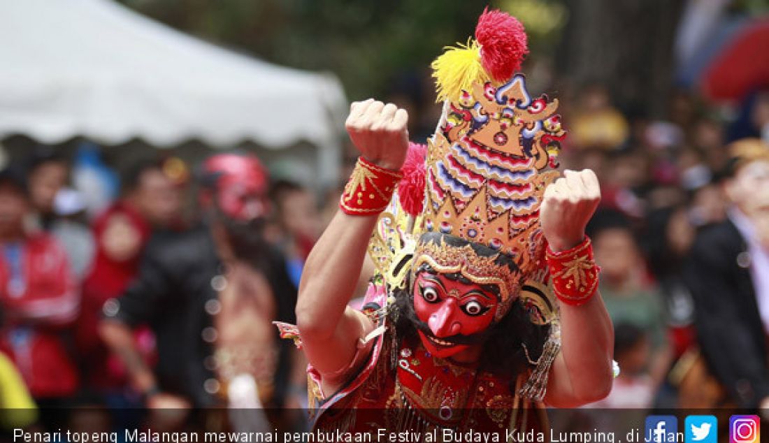 Penari topeng Malangan mewarnai pembukaan Festival Budaya Kuda Lumping, di Jalan Ijen, Kota Malang (24/9). - JPNN.com