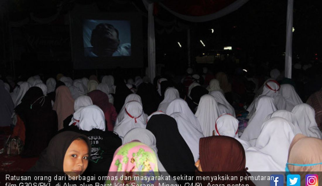 Ratusan orang dari berbagai ormas dan masyarakat sekitar menyaksikan pemutaran film G30S/PKI, di Alun-alun Barat Kota Serang, Minggu (24/9). Acara nonton bareng tersebut merupakan rangkaian acara istigosah dan tabligh akbar. - JPNN.com