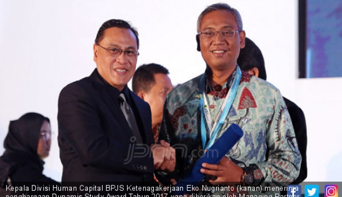 Kepala Divisi Human Capital BPJS Ketenagakerjaan Eko Nugrianto (kanan) menerima penghargaan Dunamis Study Award Tahun 2017 yang diberikan oleh Managing Partner Dunamis Satyo Fatwan, Jakarta. Rabu (27/9). - JPNN.com