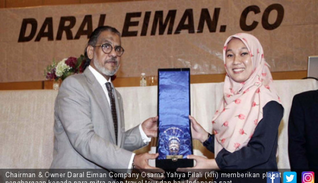 Chairman & Owner Daral Eiman Company Osama Yahya Filali (kiri) memberikan plakat penghargaan kepada para mitra agen travel tour dan haji Indonesia saat melaunching Biro Travel Haji dan Umroh di Jakarta, Kamis (28/9). - JPNN.com