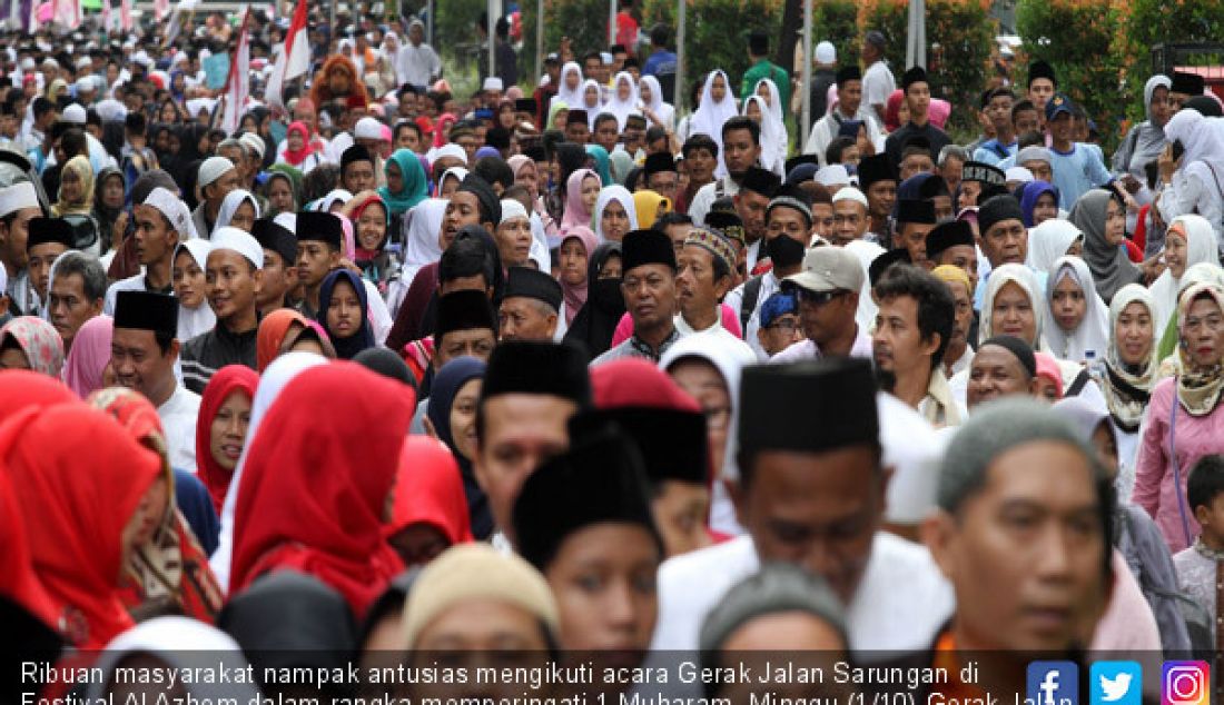 Ribuan masyarakat nampak antusias mengikuti acara Gerak Jalan Sarungan di Festival Al Azhom dalam rangka memperingati 1 Muharam, Minggu (1/10).Gerak Jalan Sarungan ini dilepas dan dikuti oleh Walikota Tangerang. - JPNN.com