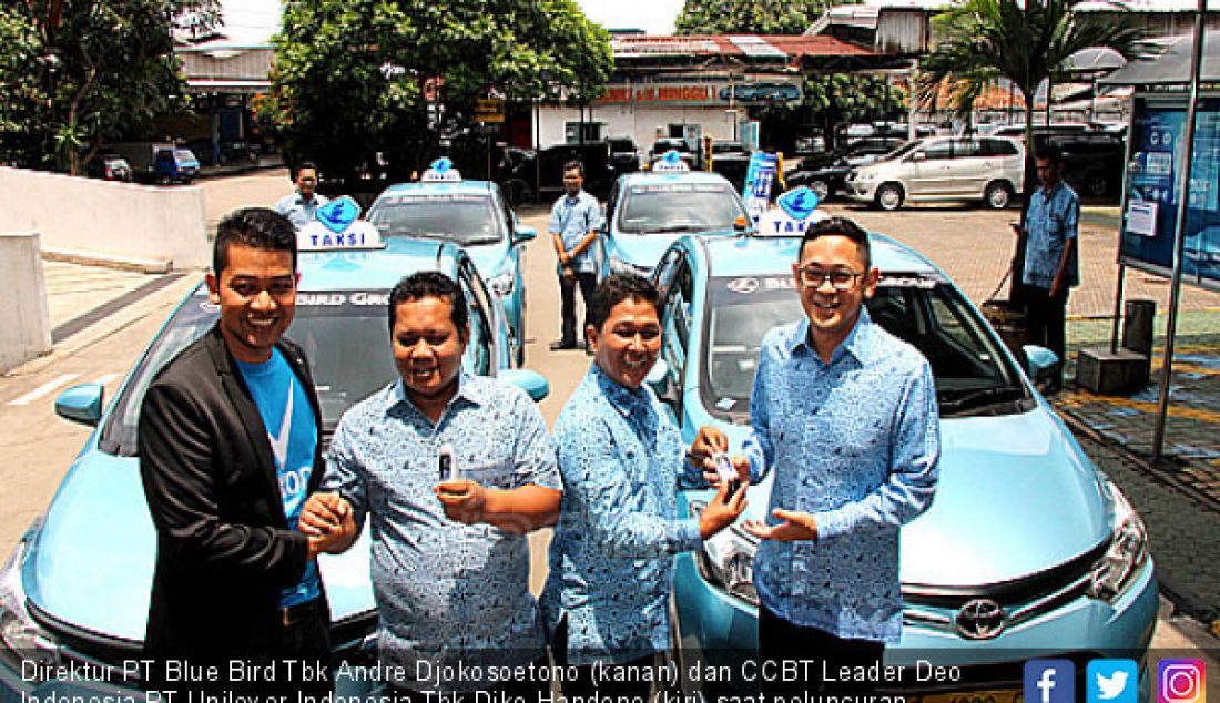 Direktur PT Blue Bird Tbk Andre Djokosoetono (kanan) dan CCBT Leader Deo Indonesia PT Unilever Indonesia Tbk Diko Handono (kiri) saat peluncuran kolaborasi bersama dalam program #P45TISEGAR di Jakarta. Senin (1/10). - JPNN.com