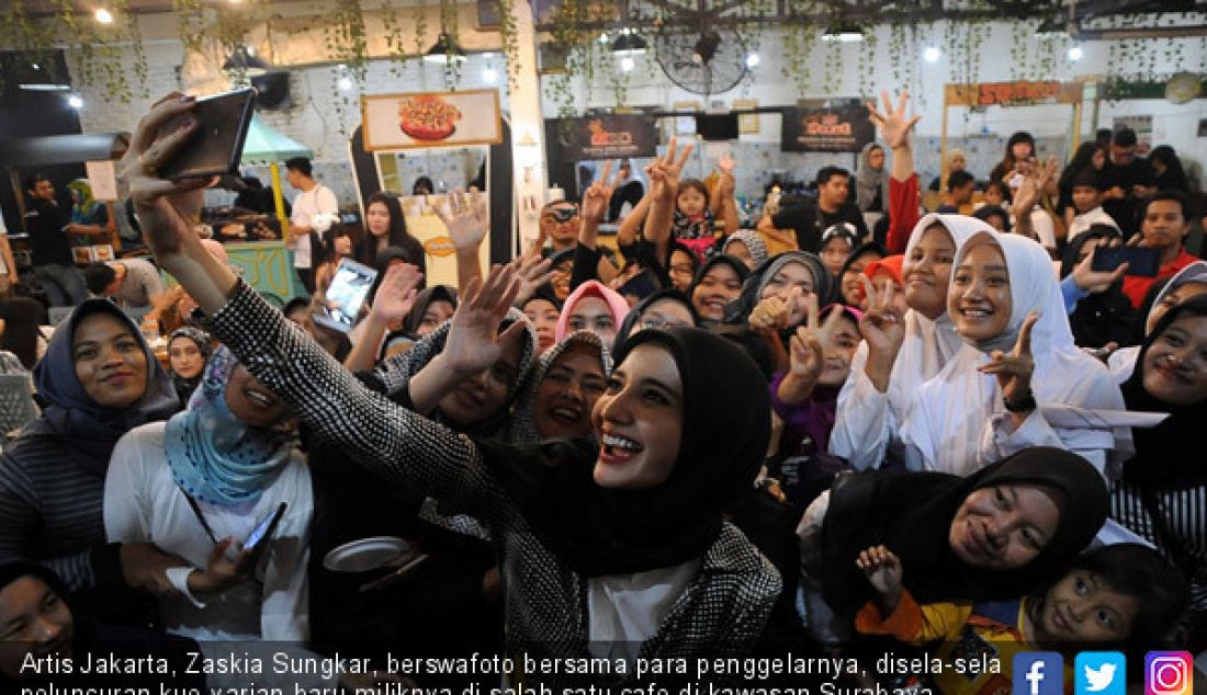 Artis Jakarta, Zaskia Sungkar, berswafoto bersama para penggelarnya, disela-sela peluncuran kue varian baru miliknya di salah satu cafe di kawasan Surabaya Timur, Selasa (3/10). - JPNN.com