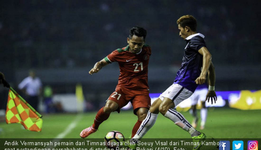 Andik Vermansyah pemain dari Timnas dijaga oleh Soeuy Visal dari Timnas Kamboja saat pertandingan persahabatan di stadion Patrior, Bekasi (4/10). - JPNN.com