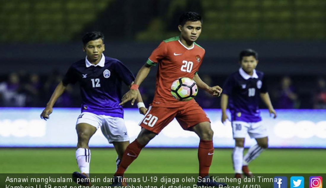 Asnawi mangkualam pemain dari Timnas U-19 dijaga oleh San Kimheng dari Timnas Kamboja U-19 saat pertandingan persahabatan di stadion Patrior, Bekasi (4/10). Timnas U-19 menang dengan skor 2-0 atas Kamboja. - JPNN.com