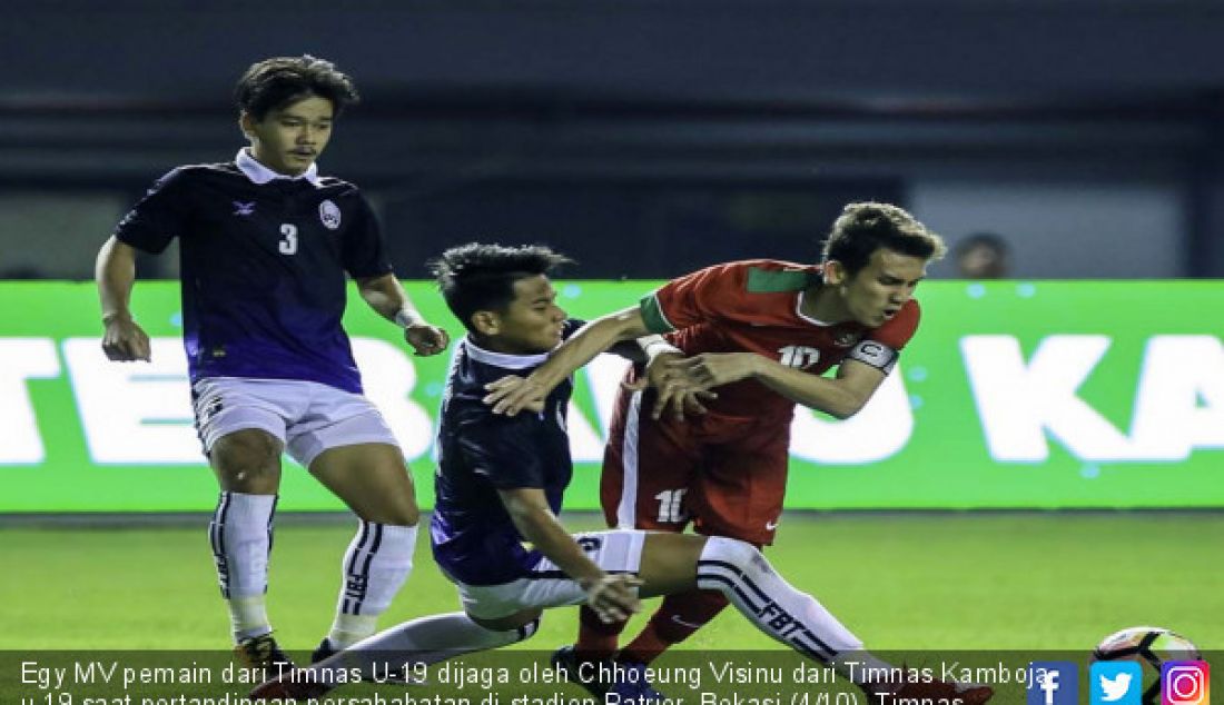 Egy MV pemain dari Timnas U-19 dijaga oleh Chhoeung Visinu dari Timnas Kamboja u-19 saat pertandingan persahabatan di stadion Patrior, Bekasi (4/10). Timnas U-19 menang dengan skor 2-0 atas Kamboja. - JPNN.com