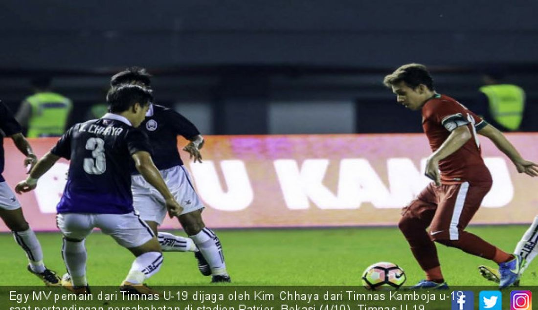 Egy MV pemain dari Timnas U-19 dijaga oleh Kim Chhaya dari Timnas Kamboja u-19 saat pertandingan persahabatan di stadion Patrior, Bekasi (4/10). Timnas U-19 menang dengan skor 2-0 atas Kamboja. - JPNN.com