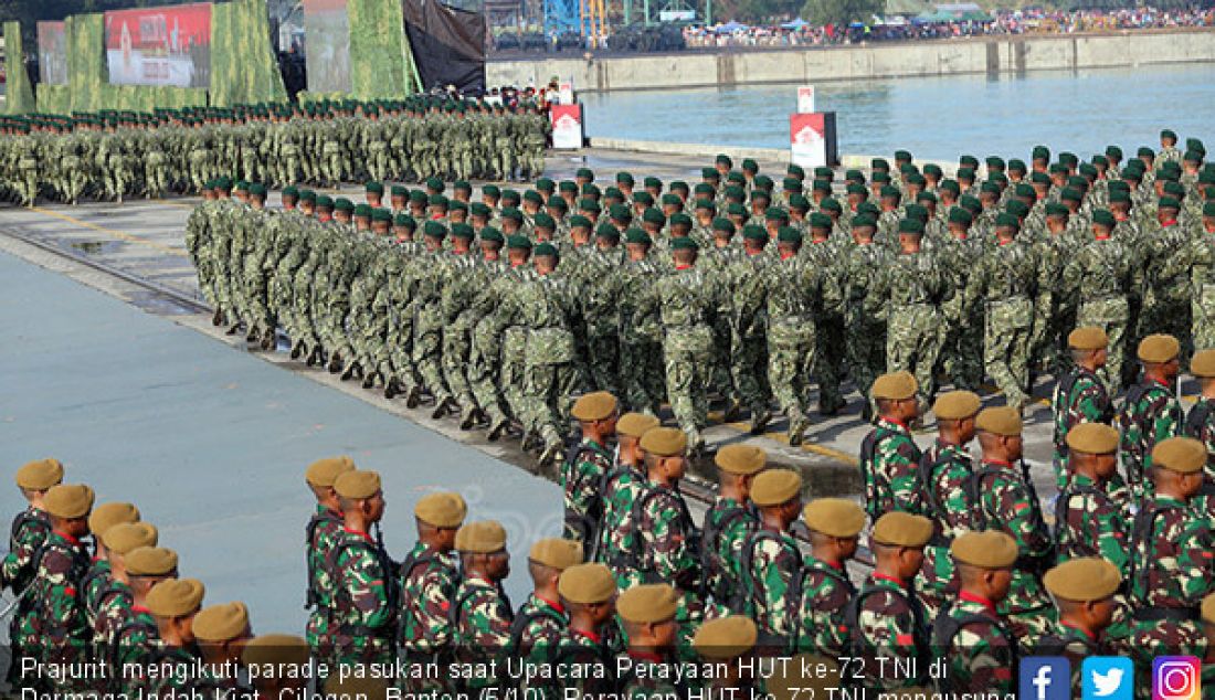 Prajurit mengikuti parade pasukan saat Upacara Perayaan HUT ke-72 TNI di Dermaga Indah Kiat, Cilegon, Banten (5/10). Perayaan HUT ke-72 TNI mengusung tema Bersama Rakyat TNI Kuat. - JPNN.com